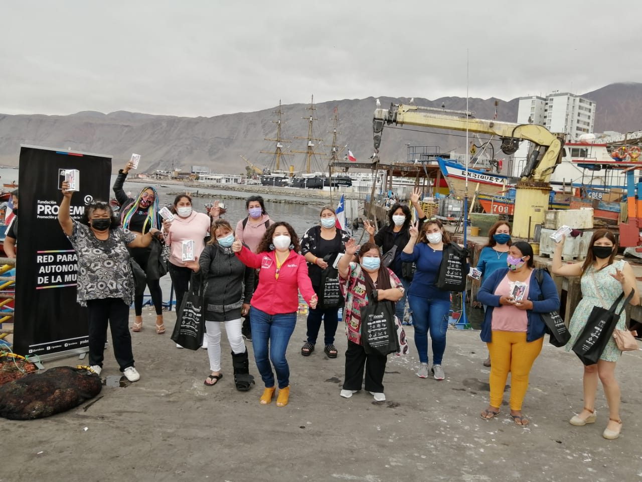 Entrega-de-celulares-a-mujeres-de-pesca-1