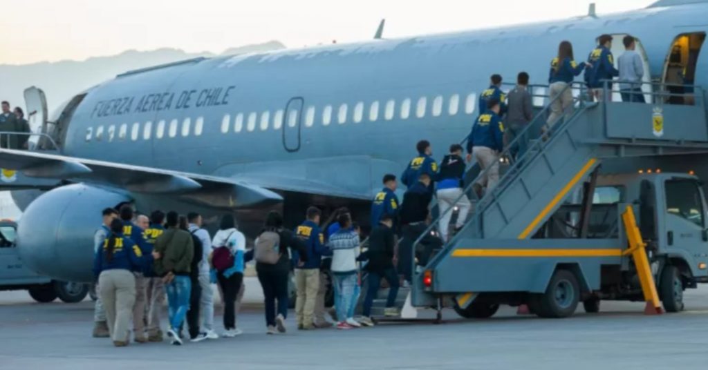Ejecutivo activa plan migratorio y concreta primera expulsión aérea de extranjeros