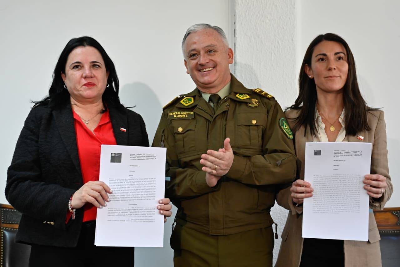firma-acuerdo-carabineros-educación.jpeg__1440x2000_q70_subsampling-2