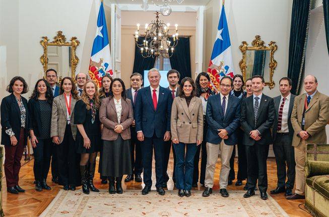 autoridades-comision-chile-renace-natalidad.jpeg__1440x2000_q70_subsampling-2