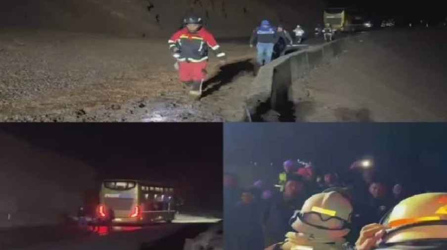 Rescatan a 30 pasajeros de bus atrapado por deslizamientos en la Ruta de la Sal al sur de Iquique