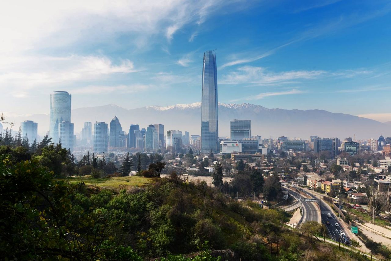 Vista_panoramica_de_Santiago_con_la_Cordillera_de_los_Andes.jpg__1440x2000_q70_subsampling-2
