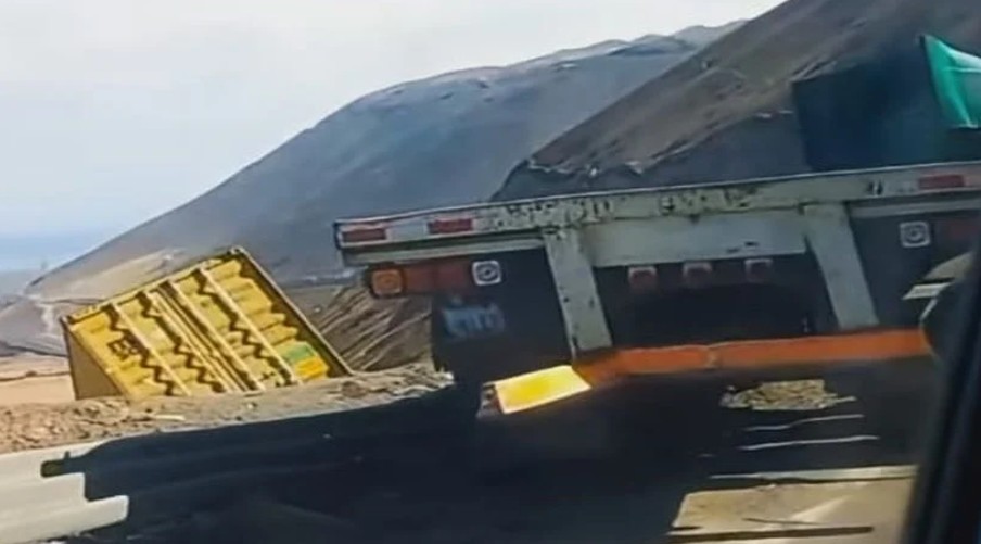 Cierran Ruta A-16 entre Iquique y Alto Hospicio tras volcamiento de camión y caída de contenedor