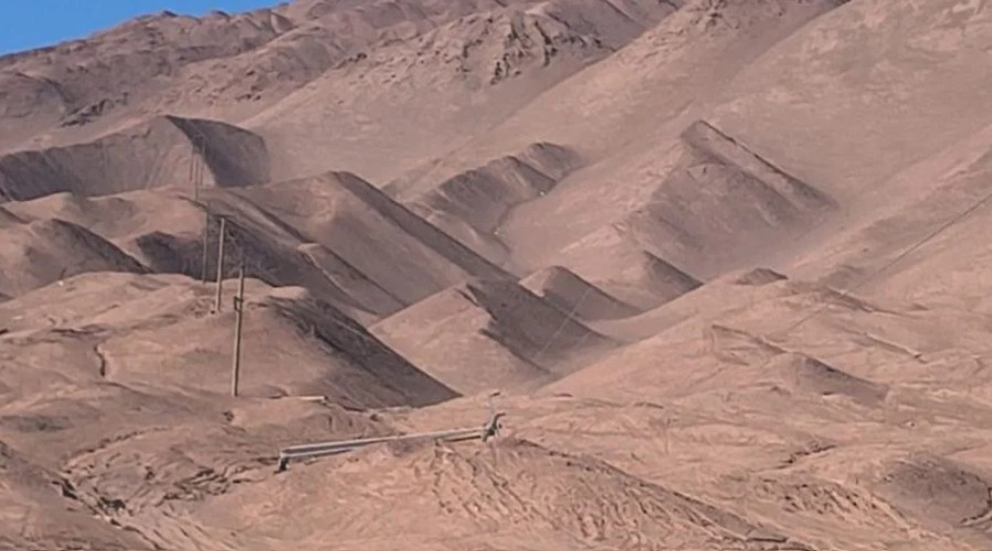 Nuevo robo de cables afecta red eléctrica en cerro Tarapacá y obliga a reponer postes dañados