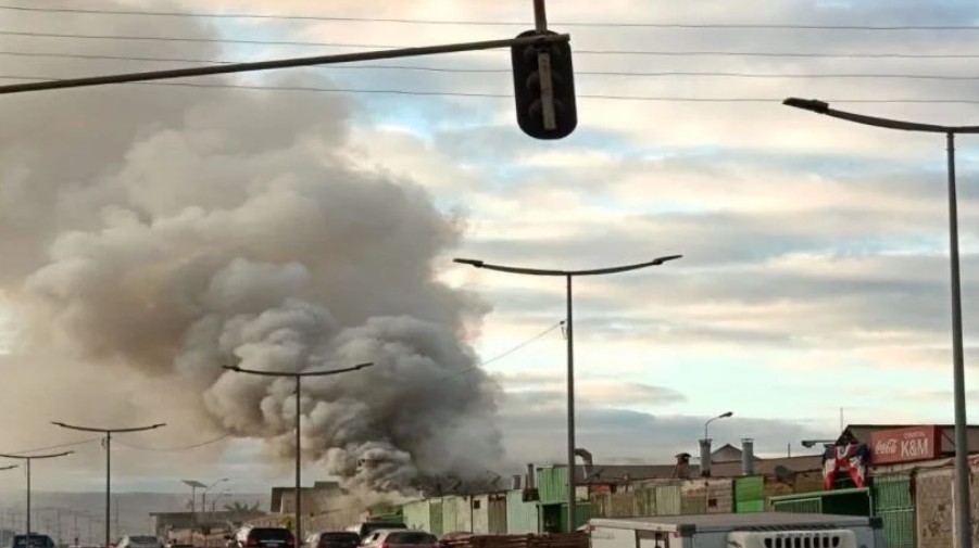 Incendio moviliza a Bomberos en local de la Gran Feria de Alto Hospicio