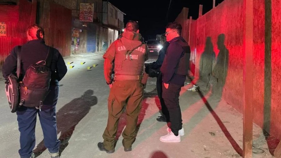 Balacera en toma La Pampa deja dos hombres heridos y moviliza a Fiscalía ECOH y la PDI